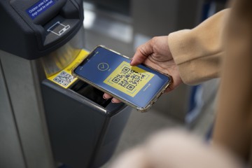 contactless check in, event technology, mobile phone, qr code